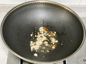 锅里热油，下蒜末、干辣椒和花椒爆香