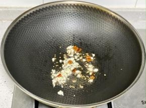 锅里热油，下蒜末、干辣椒和花椒爆香