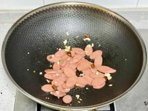 下入火腿片翻炒片刻