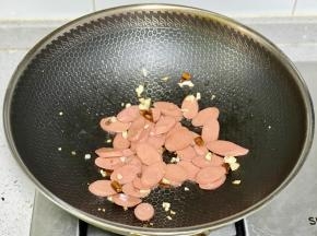 下入火腿片翻炒片刻