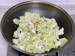 加入包菜，翻炒至软