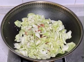 加入包菜，翻炒至软