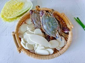 挑选螃蟹，按一下螃蟹肚肌位置，是硬的螃蟹就很肥。