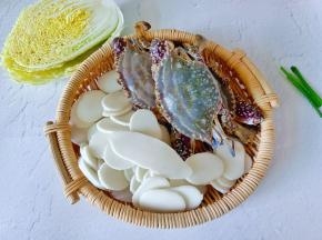 挑选螃蟹，按一下螃蟹肚肌位置，是硬的螃蟹就很肥。