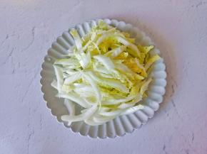 白菜洗净切成丝。