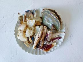 一个螃蟹切成四份，蟹脚用刀背轻轻拍一下更入味。