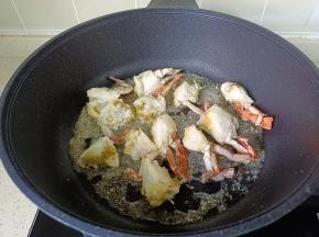 热锅热油放入螃蟹煎至两面金黄。