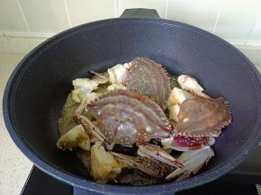 再放入蟹脚，螃蟹壳，加料酒翻炒一下。