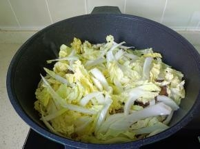 放入切好的白菜丝。