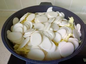 放入年糕片翻炒均匀。