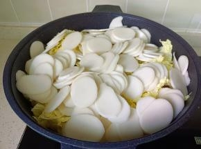 放入年糕片翻炒均匀。