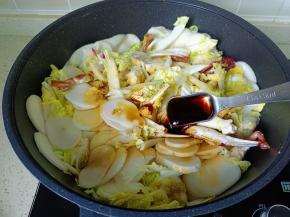 加入蚝油，盐调味。