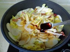 加入蚝油，盐调味。