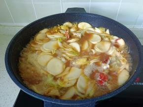 加入适量的开水，开大火煮五分钟即可。