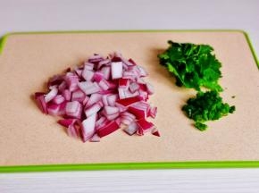 洋葱，葱，香菜洗净切好。