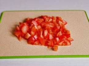 番茄洗净切小丁。