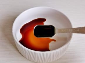 碗中加2勺生抽。