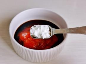 1勺淀粉，半碗水搅拌均匀。