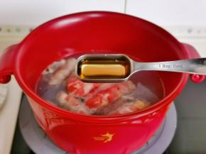 锅中水烧开下肥牛，加1勺料酒，煮至变色捞出。