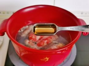 锅中水烧开下肥牛，加1勺料酒，煮至变色捞出。