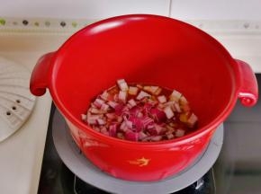 起油锅加入洋葱翻炒。