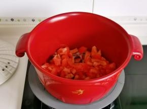 再加入番茄丁炒出汤汁。
