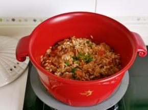 中火煮至浓稠，撒葱花香菜关火。