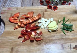 备好葱姜蒜，红椒洗净去籽去蒂后切成小块备用