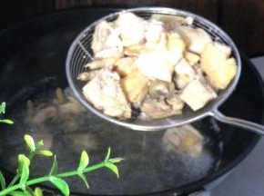 捞出沥水备用