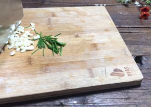 香葱洗净切成段，蒜头拍松去皮后切成末