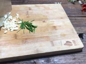 香葱洗净切成段，蒜头拍松去皮后切成末