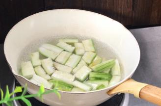 放入丝瓜煮至变软