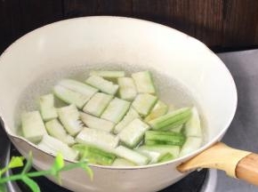 放入丝瓜煮至变软