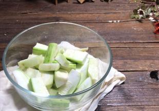 丝瓜去皮洗净后切成小条状，备用