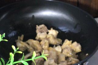 起锅热油，放入鸡块煸炒