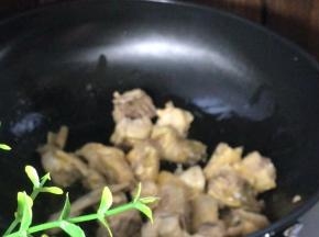 起锅热油，放入鸡块煸炒