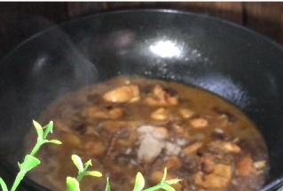 加入适量温水，胡椒粉拌匀，煮沸后转小火焖20分钟