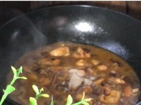 加入适量温水，胡椒粉拌匀，煮沸后转小火焖20分钟