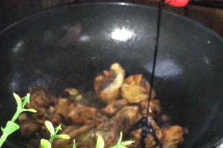 淋入老抽，炒匀上色