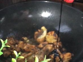 淋入老抽，炒匀上色