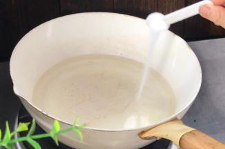 就着油锅，注入适量清水，加盐烧开