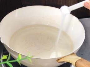 就着油锅，注入适量清水，加盐烧开