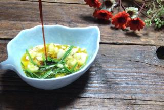 味碟中加入生抽