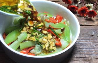 倒入装好盘的丝瓜上面