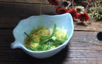 倒入味碟中的蒜末上爆香