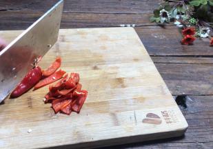 红椒洗净，去蒂去籽后切成小条备用