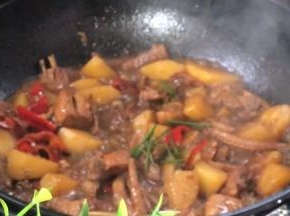 撒上香葱拌匀