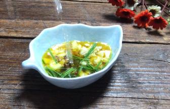 加入白醋，拌匀