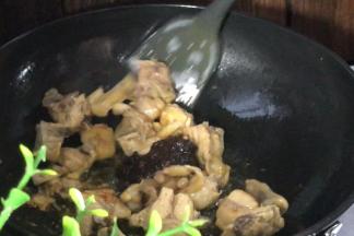 炒至出香味，加入黄豆酱炒匀