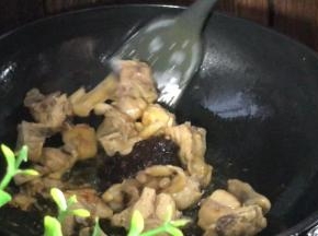 炒至出香味，加入黄豆酱炒匀